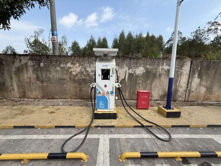 ev charger without cable managment system_ ground